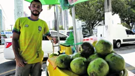 Joel Gama espera aumentar a venda de água de coco para os turistas