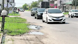 Condutores precisam redobrar os cuidados ao transitar pela estrada de Outeiro. Abaixo, Paulo Roberto