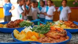 A erradicação da fome no Brasil, segundo Meza, deve ser feita por etapas, com foco na alimentação adequada e na segurança alimentar.