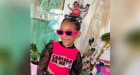 Maria Luisa, de 7 anos, homenageou a aparelhagem Carabao no Dia do Cabelo Maluco.