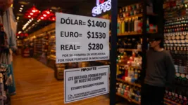 Um cartaz indica a cotação do dólar paralelo em um local comercial, em Buenos Aires