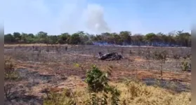 Avião pegou fogo assim que atingiu o chão; os dois ocupantes morreram no local