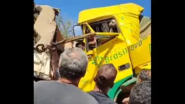 O motorista do caminhão de cabine amarela ficou preso às ferragens e teria sofrido uma fratura em uma das pernas.