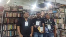 Anderson Melo (centro) ao lado dos colegas do Sebo da Galeria, durante a 27ª Feira Pan-Amazônica do Livro e das Multivozes.