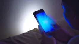 A famosa luz azul poderia interferir com a capacidade da melatonina, o hormônio do sono, e, por isso, existe a recomendação de não usar celular ou assistir televisão antes de dormir.