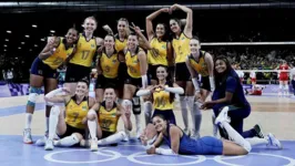 Brasil atropelou a República Dominicana na manhã desta terça-feira (6) e está na briga por medalhas no vôlei feminino.