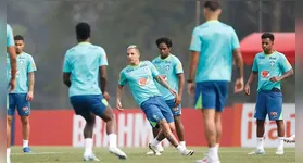 Endrick e Rodrygo observam Guilherme Arana durante último treino da Seleção antes de jogo contra o Paraguai.