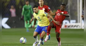 Bruno Guimarães durante a partida contra o Equador, em Curitiba.