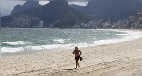 Caminhadas, sejam na praia, quadra, calçada ou esteira, são uma das atividades físicas mais praticadas pelos brasileiros