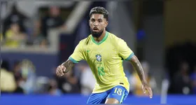 Douglas Luiz durante partida da Seleção Brasileira.