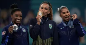 Jordan Chiles junto a Simone Biles e Rebeca Andrade no pódio do solo da ginástica artística. Atleta perdeu a medalha de bronze.