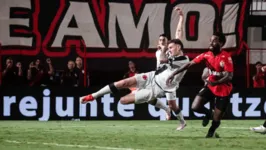 Vegetti marca de voleio o gol de empate do Vasco contra o Atlético-GO no jogo de ida pela Copa do Brasil.