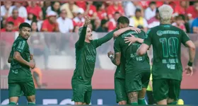 Jogadores do Coritiba comemoram um dos gols da vitória por 3 a 0 sobre o Vila Nova, em Goiânia.