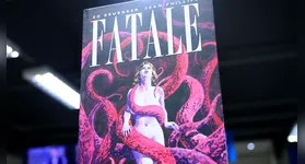 A edição de luxo de "Fatale - Vol. 2", lançada pela Editora Mino, traz uma capa dura elegante e impressionante, que captura perfeitamente o tom sombrio e misterioso da obra de Ed Brubaker e Sean Phillips.