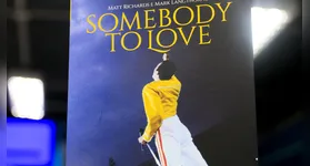 Descubra o homem por trás da lenda em "Somebody to Love", uma jornada íntima pela vida e legado de Freddie Mercury.