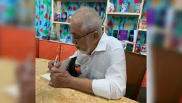 Pedro Galvão autografa exemplares de seu novo livro "Ganga" durante o lançamento na 27ª Feira Pan-Amazônica do Livro e das Multivozes.