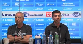 Felipe Albuquerque, ao lado do técnico Márcio Fernandes, durante coletiva de apresentação na Curuzu.