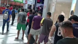 Remistas fazem fila para garantir um lugar na partida de sábado