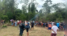 Populares acompanham trabalho das autoridades no local onde o corpo de Sara Raabe foi encontrado em Altamira, neste domingo (22).