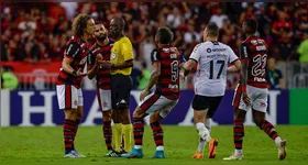 Jogadores do Flamengo reclamam com o árbitro Luiz Flávio de Oliveira na partida entre Flamengo e Athletico-PR.