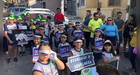 Crianças usaram o desfile para alertar sobre o uso da tecnologia, de forma correta