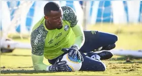 Caíque admitiu erro e pediu desculpas após atingir criança com bola de esparadrapo em clássico Gre-Nal.