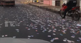 Rua da Cidade Nova suja de santinho.