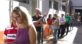 O Código Eleitoral prevê a distribuição de senhas para eleitores que ainda estiverem aguardando na fila da seção eleitoral às 17h (horário de Brasília).