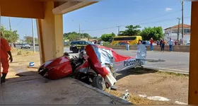 O avião caiu na rodovia BR-316, em Teresina e deixou duas pessoas feridas.