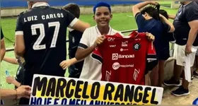 Torcedor mirim do Clube do Remo não conteve a emoção ao ganhar a camisa do goleiro  Marcelo Rangel no dia do seu aniversário.