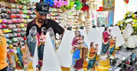 Produtos como fitas, chaveiros, mantos, berlindas e miniaturas da imagem de Nossa Senhora de Nazaré começam a preencher vitrines no centro comercial de Belém.