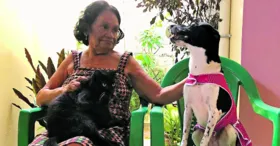 Maria do Rosário com a cachorrinha Fione a o gato Balotelli.
