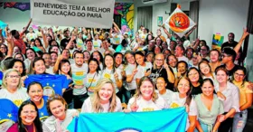 A prefeita de Benevides, Luziane Solon, comemorando os índices com professores e estudantes.