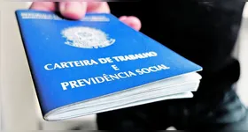 O Pará manteve, em agosto, a tendência positiva na geração de empregos formais. O número de pessoas ocupadas no mercado de trabalho chegou a 4.688, fruto de 42.773 admissões contra 38.085 desligamentos. São oito meses consecutivos de resultados positivos na geração de empregos em todos os macros setores econômicos do Estado, com destaque para o setor de serviços com a geração de 1.515 vagas, seguido do comércio com 1.471 e construção com a geração de 869 postos de trabalhos. De janeiro a agosto foram contratadas 37.331 pessoas com carteira assinada, o maior resultado da região Norte.

Desde janeiro o saldo de empregos formais na região Norte se mantém positivo, com destaque também para o Estado do Pará que foi responsável por mais de 35% de todos os 104.773 postos de trabalho na região.

Os setores que mais geraram empregos no mercado paraense desde o início deste ano foram: serviços, com a geração de 15.169 postos de trabalhos; seguido da construção com 11.085 postos de trabalhos. O comércio teve 8.063 contratações com carteira assinada e a construção gerou 4.558 novas vagas. Na outra ponta, o saldo negativo ficou por conta do setor agropecuário com a perda de 1.544 postos de trabalhos.

Os resultados sobre a movimentação do emprego formal do Pará são divulgados mensalmente pelo Departamento Intersindical de Economia e Estatísticas (Dieese/PA) que utiliza os dados oficiais do Cadastro Geral de Empregados e Desempregados (Caged) do Ministério do Trabalho.

BRASIL

Com relação aos dados nacionais, a taxa de desemprego no Brasil chegou a 6,6% nos últimos três meses, até agosto, alcançando o menor nível desde o final de 2014 e com novo recorde no número de pessoas ocupadas, informou nesta sexta-feira o Instituto Brasileiro de Geografia e Estatística (IBGE).

O resultado é o mais baixo para trimestres encerrados em agosto na série histórica da Pesquisa Nacional por Amostra de Domicílios (Pnad) Contínua iniciada em 2012, segundo os dados do IBGE, e igualou a taxa registrada no trimestre até dezembro de 2014.

Os resultados nacionais do Caged revelam que o desemprego no Brasil caiu para o menor nível desde 2014, com a criação de mais de 230 mil vagas de trabalho em agosto. No trimestre entre junho e agosto de 2024, a taxa de desemprego caiu para 6,6%, uma redução de 0,5% em comparação com o trimestre anterior. Desde meados de 2023, a queda da desocupação decorre, em grande parte, da expansão da população ocupada, com a abertura líquida de 232,5 mil postos de trabalho em agosto. No acumulado de janeiro a agosto de 2024 houve abertura líquida de 1,73 milhão de vagas formais, representando aumento de 24,0% em relação ao observado no mesmo período de 2023.