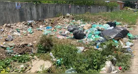 O lixão acumula até restos de animais, de acordo com moradores do Bairro.