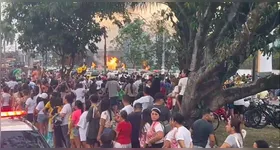 As chamas ficaram altas durante o incêndio.