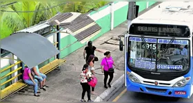 Pessoas pegando ônibus em Belém