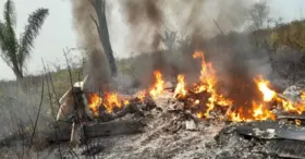 Segunda Polícia Civil, a aeronave saiu de uma pousada às margens do rio Teles Pires (MT) e sofreu uma queda após cerca de 50 minutos, explodindo ao chegar ao solo.