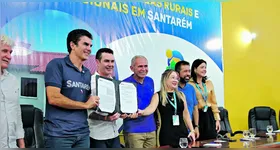 O governador Helder Barbalho, o ministro Jader Filho e outras autoridades durante a assinatura dos contratos que trarão investimentos importantes para a cidade