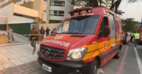 O menino caiu de uma altura aproximadamente de 12 metros, segundo o Corpo de Bombeiros.