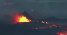 Imagens registradas mostraram a lava por uma longa fissura de 4km.