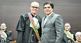 Camilo Centeno recebeu a Medalha do Mérito Institucional.