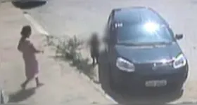 A criança ligou o carro e quase atropela a avó e outra pessoa.