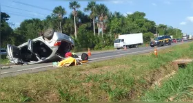 Segundo testemunhas, o motorista perdeu a direção do veículo e capotou com o carro.