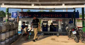 Agentes me ação em um dos postos de combustíveis com venda de gás irregular.