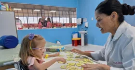 A pequena Maitê recebe assistência no Centro Integrado de Inclusão e Reabilitação (CIIR).