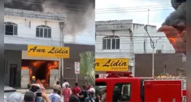 Incêndio teria começado na tarde deste sábado e atingiu ao menos quatro prédios