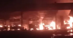 Cinco ônibus foram destruídos pelo fogo durante incêndio dentro de garagem da Transportadora Arsenal, em Belém