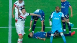 Jogadores do São Paulo e do Nacional-URU ficaram apreensivos logos após desmaio de Izquierco no gramado do Morumbi, ao final da partida da última quinta-feira (22).