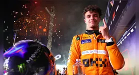 Lando Norris, piloto da McLaren, comemora vitória no GP de Singapura.